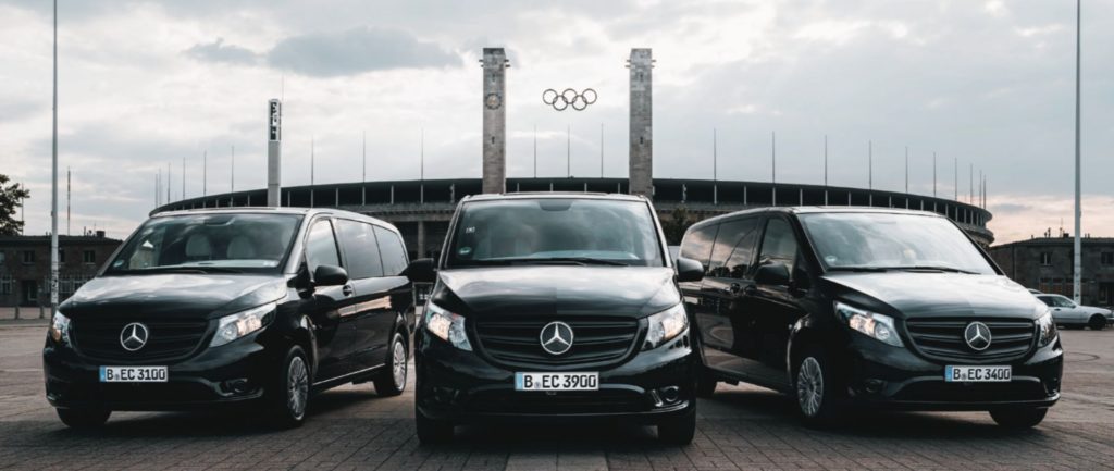 Equipage VIP Chauffeur: Fotos von 3 großen, schwarzen Autos vor einem Stadion